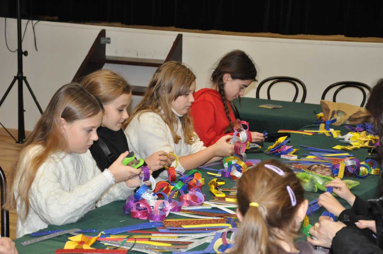 Tworzenie ozdób na miejską choinkę - warsztaty 