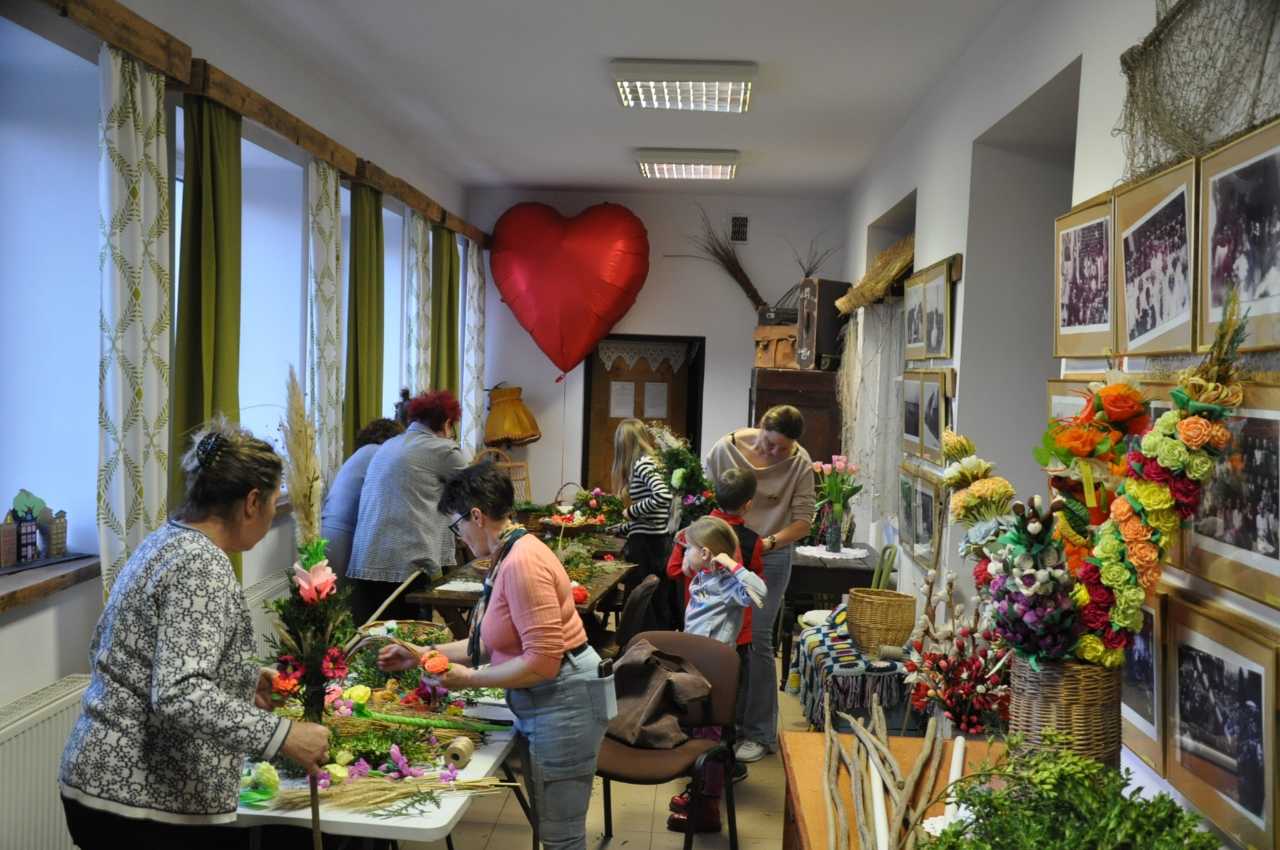 Wspólne tworzenie palm wielkanocnych